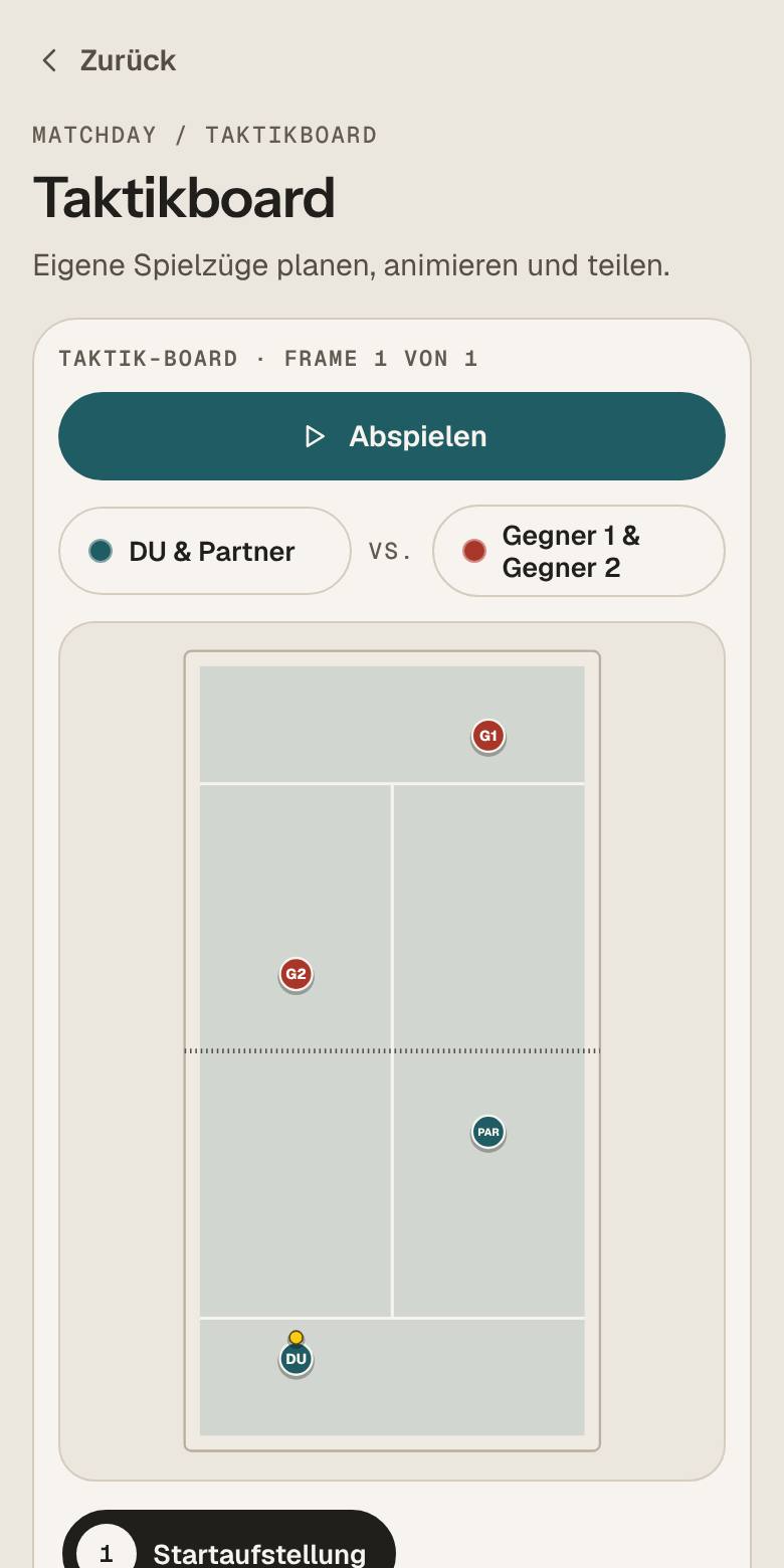 App-Ansicht Taktikboard: Court von oben mit vier Spielerpunkten, Knopf zum Abspielen und Rahmenleiste.